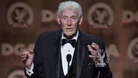 Muere Robert Butler, director de 'Star Trek', 'Batman', 'Canción triste de Hill Street' y 'Luz de luna', a los 95 años