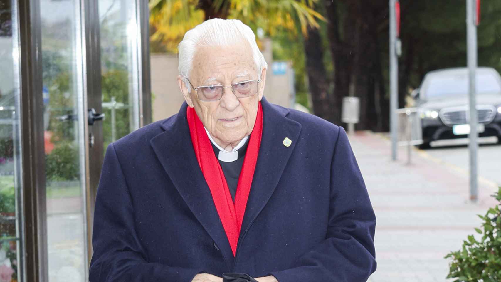 El Padre Ángel, ingresado en un hospital madrileño a los 86 años
