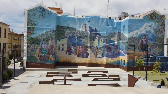 Plaza de Arriba de Elda, con su espectacular mural de los artistas 'Doble 13'.