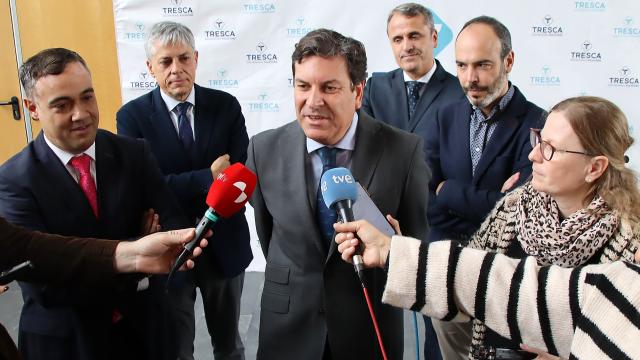 El consejero de Economía y Hacienda, Carlos Fernández Carriedo, durante su visita a la empresa Tresca Ingeniería, este martes.