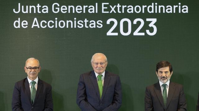 Isidro Rubiales; Manuel Azuaga, y Vicente Orti, vicesecretario no consejero del Consejo de Administración.