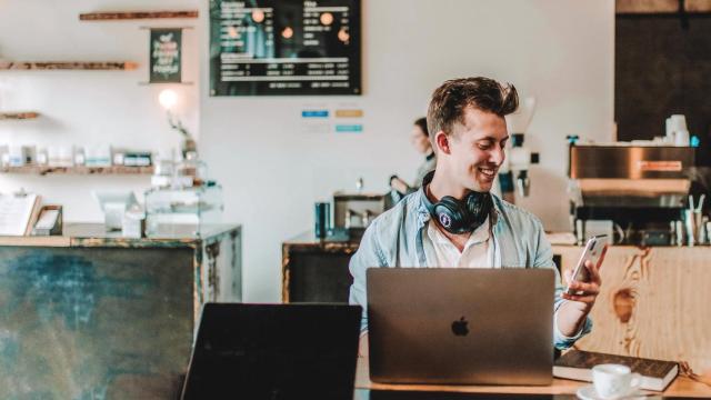 Muchas cafeterías de Alicante ofrecen un entorno idóneo para el teletrabajo.