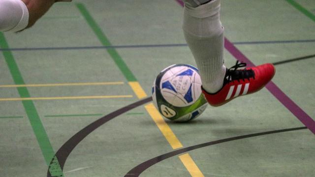 Un jugador golpeando el balón en imagen de archivo.