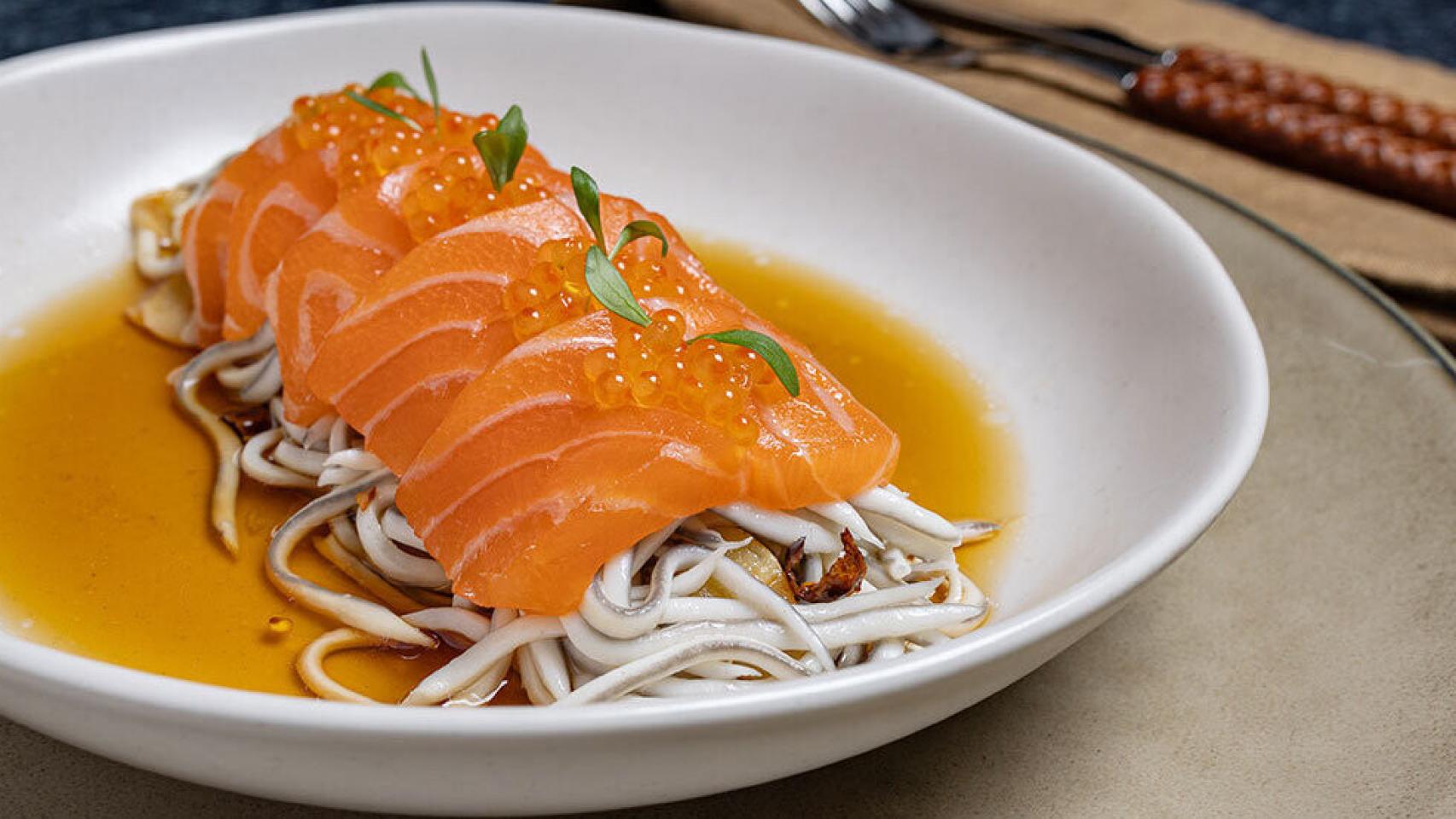 Salmón con gulas y caldo de hongos