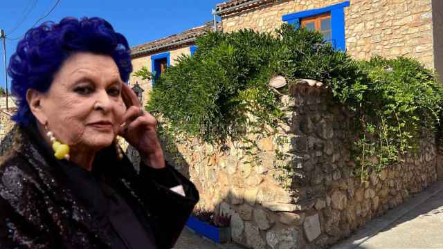 Lucía Bosé junto a la 'casa azul', en un montaje de JALEOS.