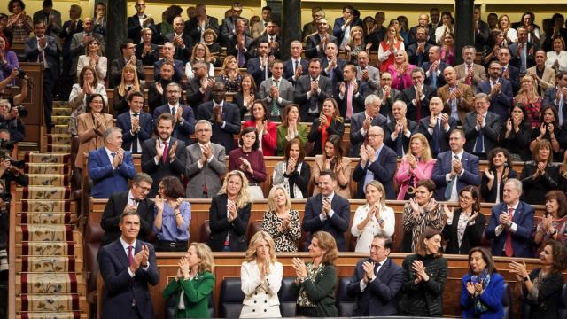 La bancada socialista aplaude el discurso de Sánchez.