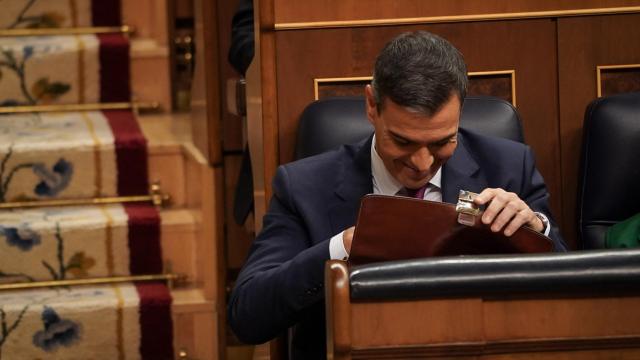 Sánchez, en el escaño, abriendo su cartera sin fondo.