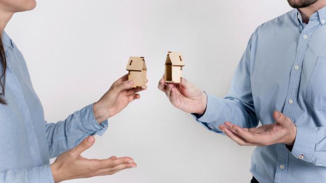 Una pareja discute sobre quién se queda la casa tras una ruptura familiar.