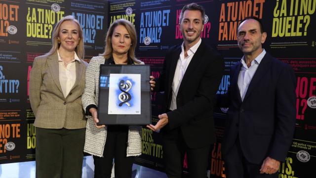 Susana Camarero sujeta el galardón junto al artista Vicente Marzal, la secretaria autonómica de Iguadad, Asunción Quinzá, y el comisionado contra la violencia de género, Felipe del Baño. EE