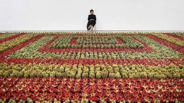 La artista estadounidense Ghada Amer en uno de sus jardines, de cactus. EE