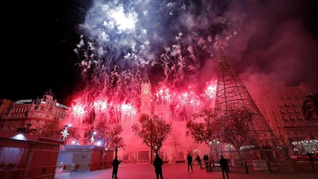 Imagen de archivo de la Nochevieja de 2020 en la Plaza del Ayuntamiento de València. Efe/Manuel Bruque