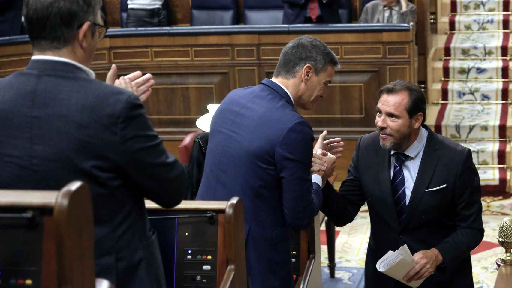 El presidente del Gobierno, Pedro Sánchez, saluda al diputado vallisoletano Óscar Puente tras su intervención en la investidura fallida de Alberto Núñez Feijóo en el Congreso de los Diputados, el pasado 29 de septiembre.