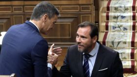 El presidente del Gobierno, Pedro Sánchez, saluda al diputado vallisoletano Óscar Puente tras su intervención en la investidura fallida de Alberto Núñez Feijóo en el Congreso de los Diputados, el pasado 29 de septiembre.