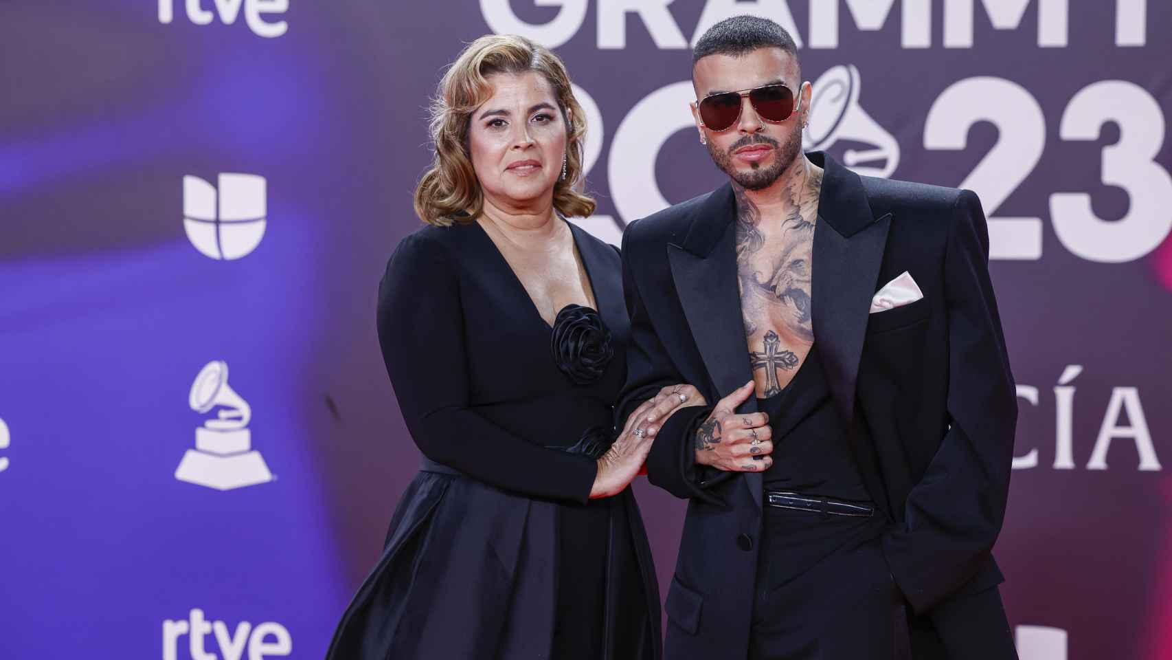 Rauw Alejandro junto a su madre en la alfombra roja de los Latin Grammy.