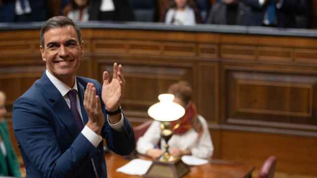 El recién nombrado presidente del Gobierno, Pedro Sánchez, aplaude tras la votación.