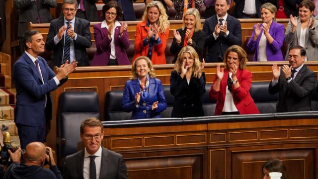 El presidente Sánchez, aplaudido por los socialistas este jueves en el Congreso, mientras Feijóo abandona el hemiciclo.