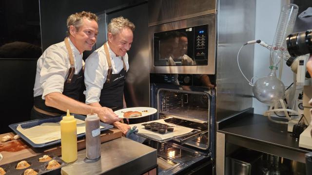 Los hermanos Torres cocinando carne y postre en el horno de Samsung