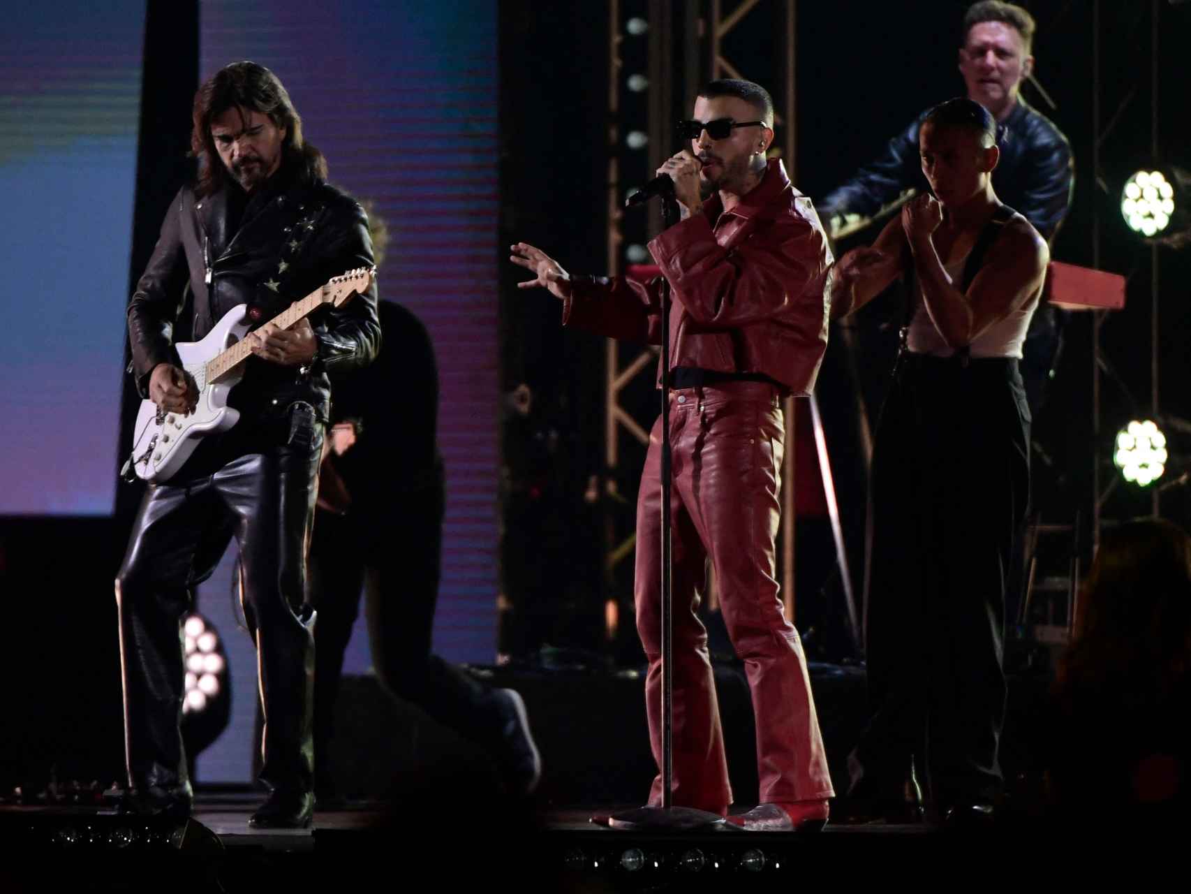 Rauw Alejandro sobre el escenario de los Latin Grammy.