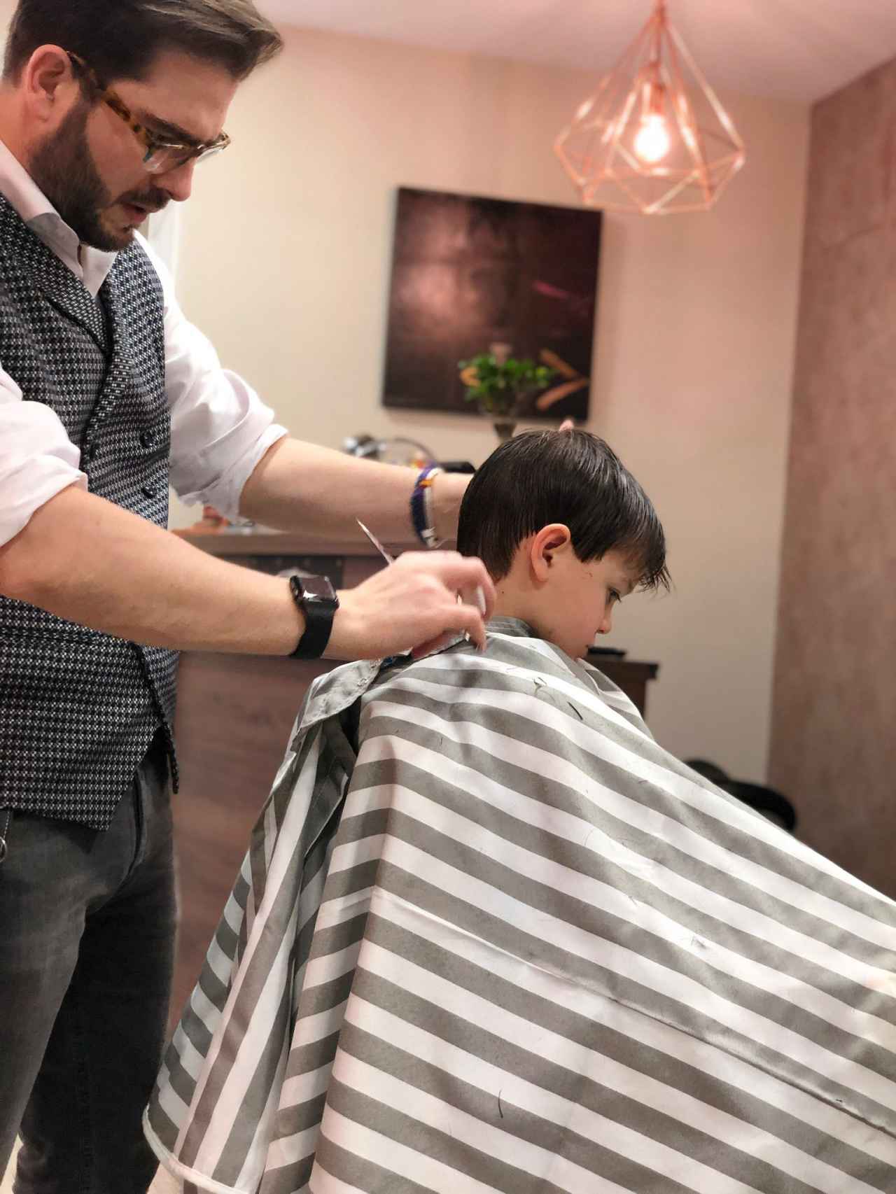 Rubén Arnanz corta el pelo a su hijo