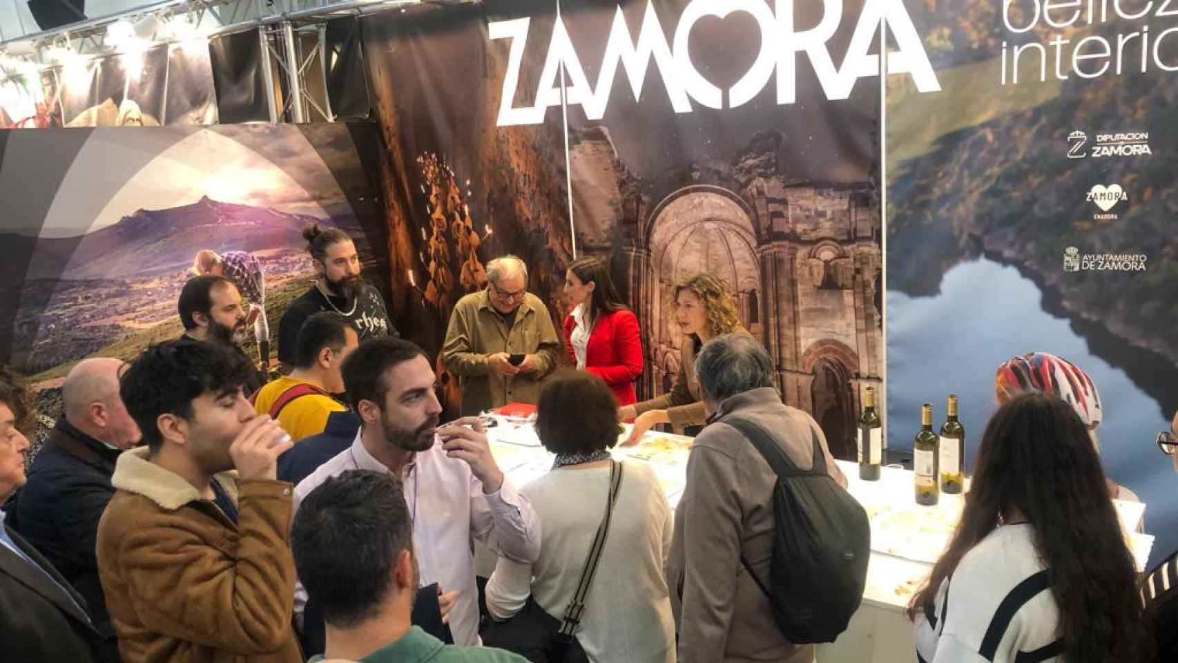 Estand de Zamora lleno de visitantes en el primer día de Intur