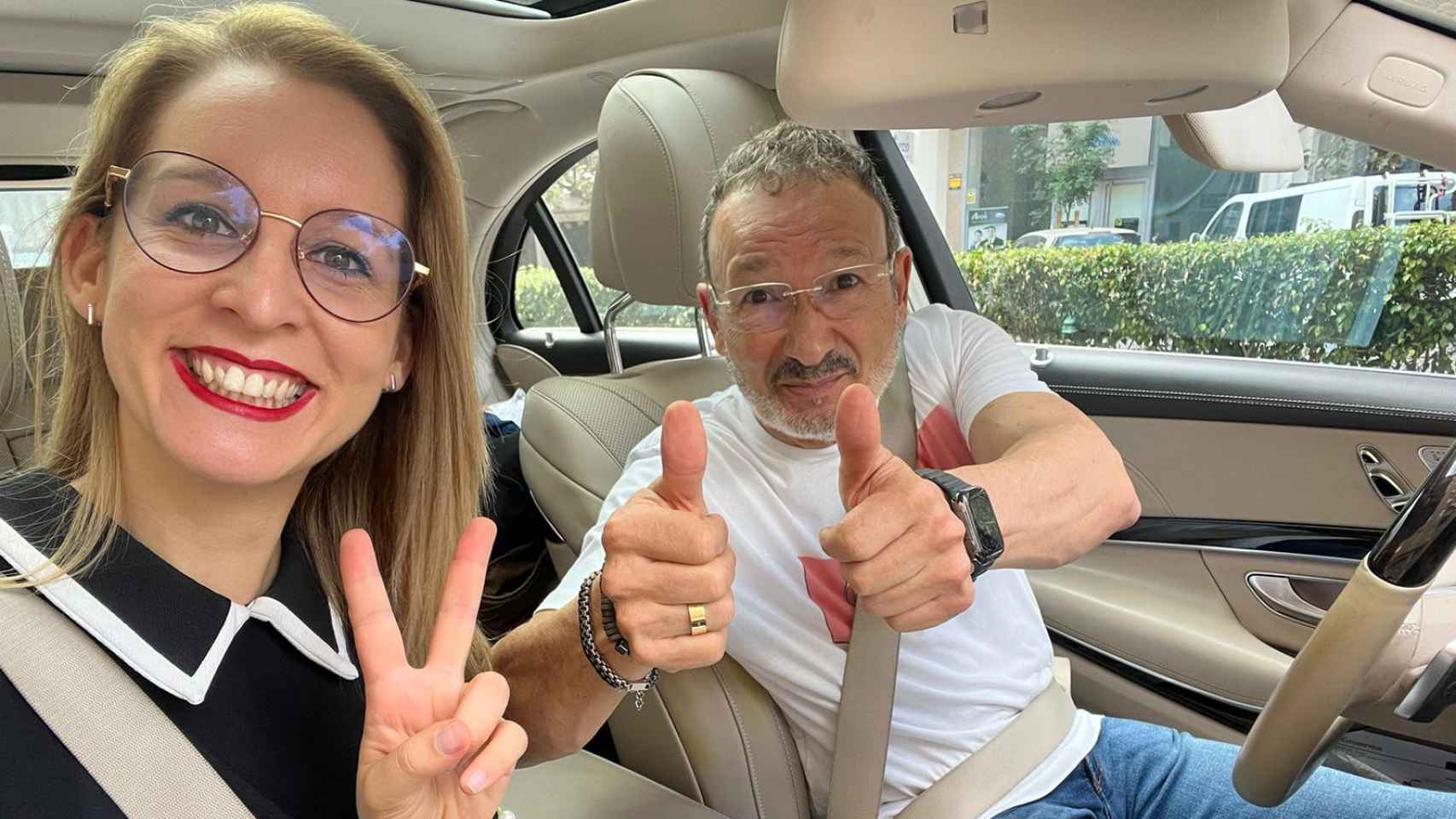 Silvia y José Manuel en un coche.