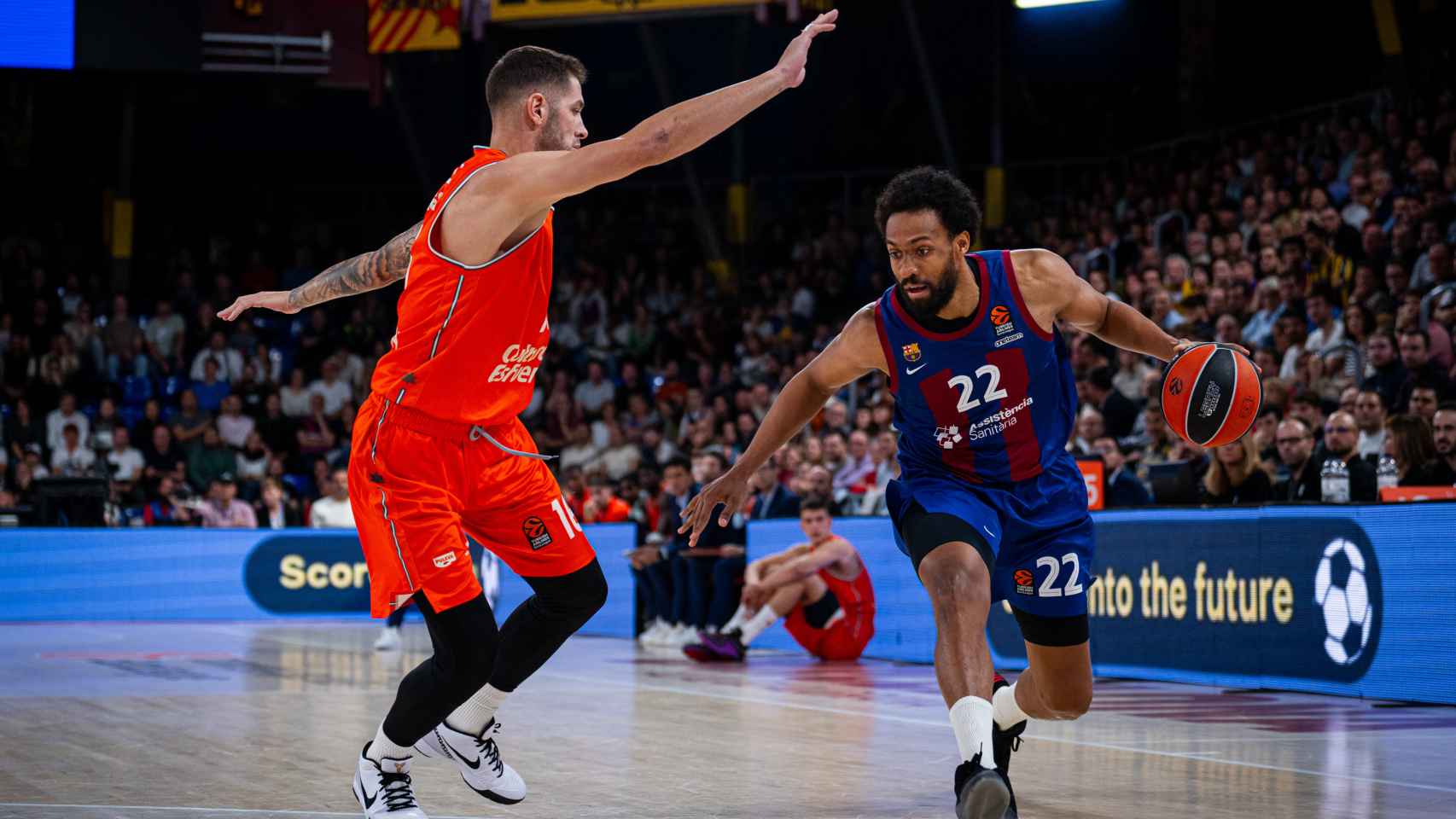 Parket trata de llevarse el balón en el partido ante el Valencia Basket.