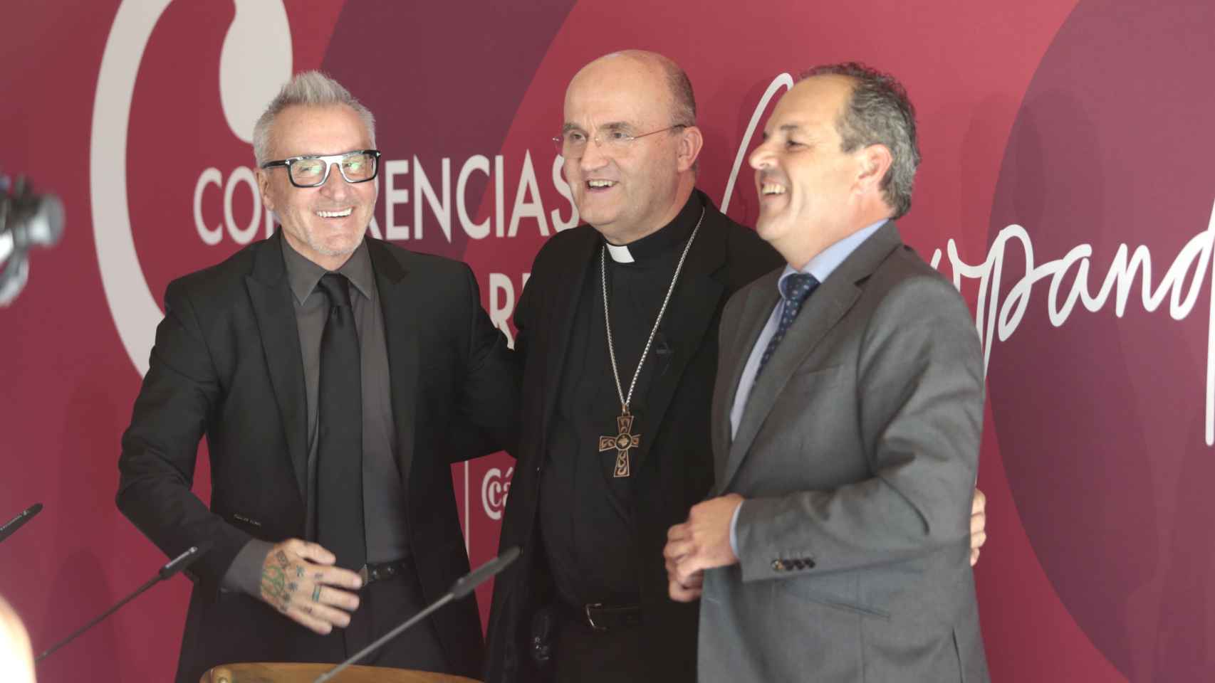 Jesús Navarro y Carlos Baño, vicepresidente y presidente de la Cámara de Alicante, flanquean al moseñor José Ignacio Munilla.