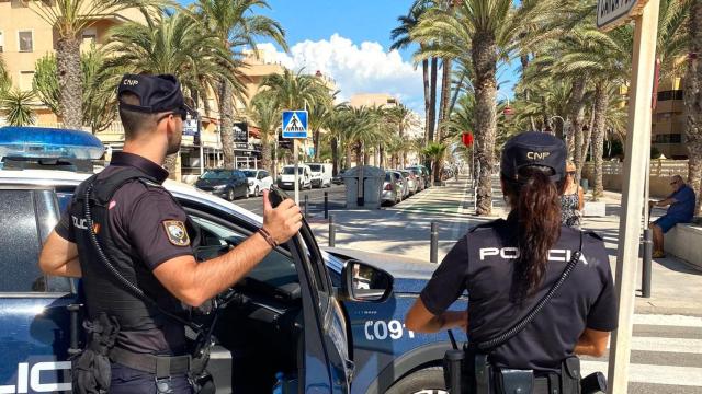 Agentes de la Policía de Elche, en una imagen de archivo.