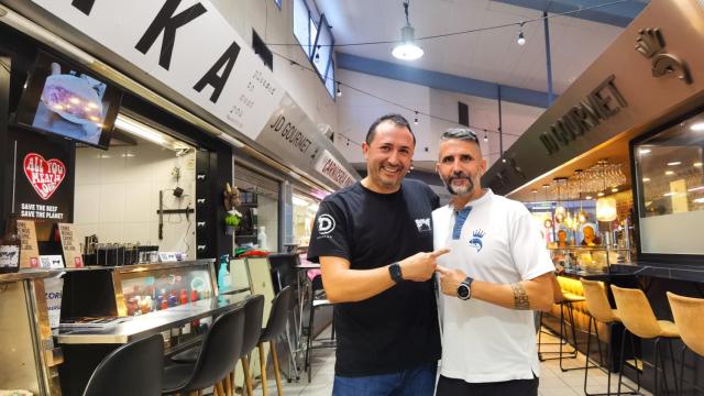 José Casas y Aitor Rodríguez, en el Mercado de Benalúa de Alicante.