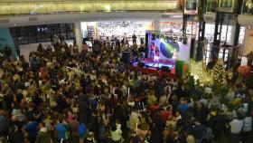 Vallsur enciende sus luces navideñas mientras los más pequeños disfrutan del espectáculo de Zascanduri