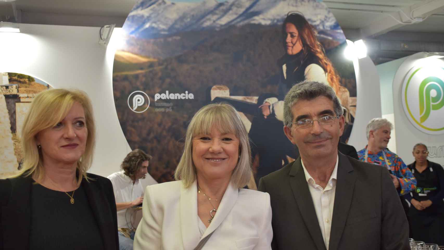 La alcaldesa de Aguilar de Campoo, María José Ortega (centro), junto a dos represantes del Ayuntamiento posa en Intur
