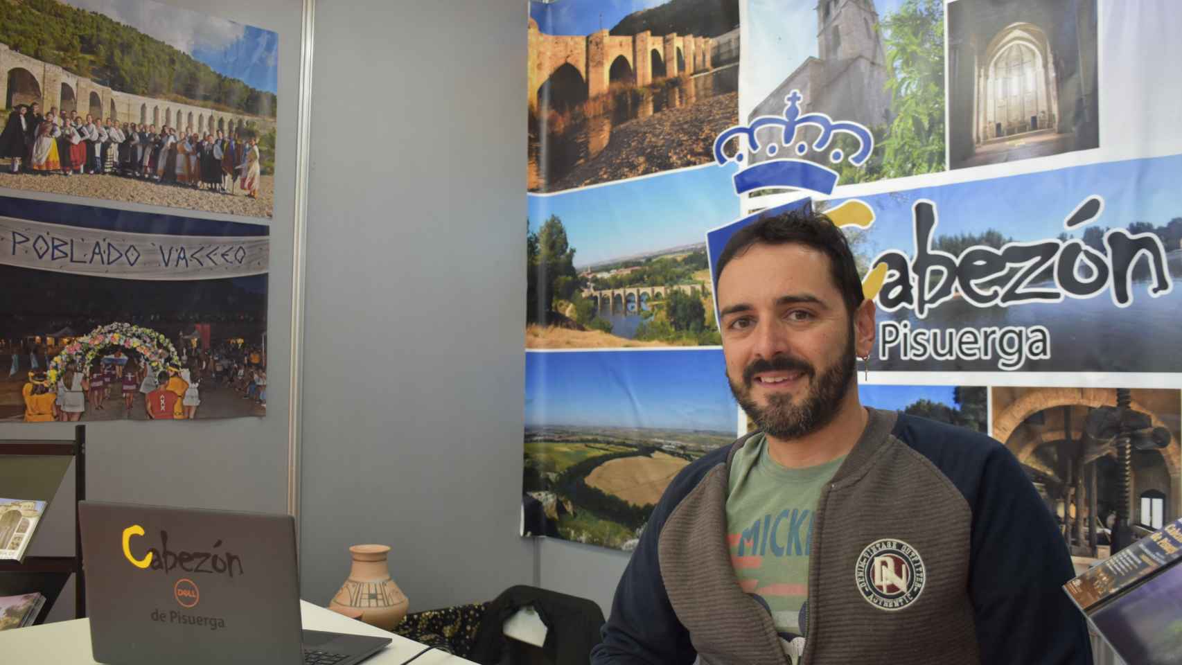 Diego Muñoz, técnico de Turismo del Ayuntamiento de Cabezón de Pisuerga posa en su estand