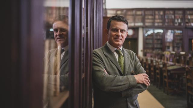 Manuel Valls, ex primer ministro de Francia, en la biblioteca del Ateneo.