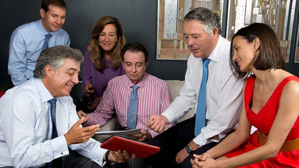 Daniel de Fernando y José María Michavila, en camisa blanca (izquierda y derecha), junto al resto de socios de MdF Family Partners.