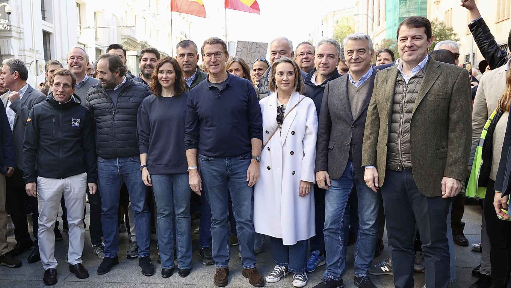 Alfonso Fernández Mañueco, junto a Alberto Núñez Feijóo y dirigentes del partido