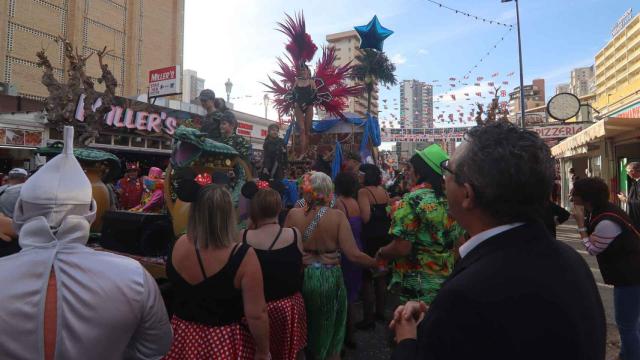 La 'Fancy Dress Party' de Benidorm bate récord de asistencia con la presencia de 40.000 británicos