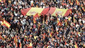 Dos banderas de España extendidas en la concentración contra la amnistía en Madrid