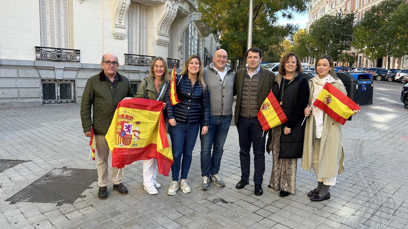 Alfonso Fernández Mañueco, junto al alcalde de Valladolid, Jesús Julio Carnero, minutos antes de comenzar la manifestación