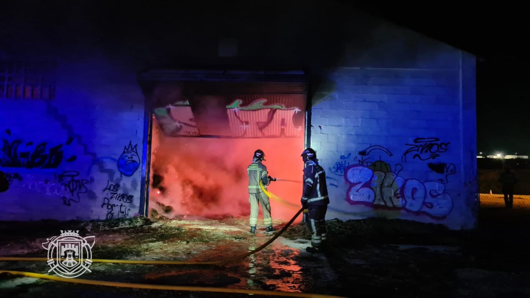Larga noche de lucha contra el fuego en una nave agrícola de Burgos
