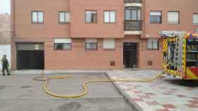 Los bomberos de la Diputación de Valladolid extinguiendo el incendio de un vehículo en un garaje