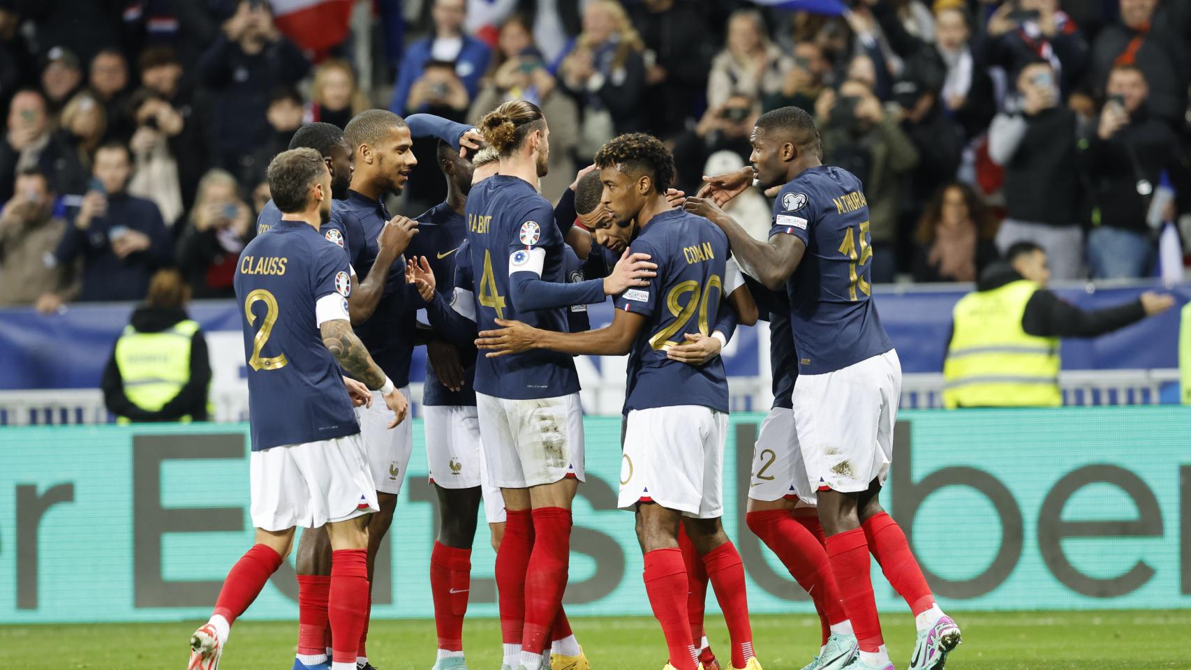 French players congratulate Mbappe after the goal against Gibraltar.