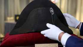 El sombrero de Napoléon vendido en la casa de subastas Osenat. Foto: Reuters