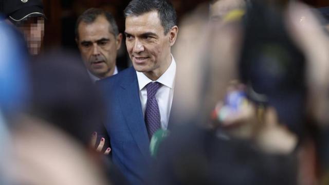 Pedro Sánchez, presidente del Gobierno, a su salida del Congreso tras la sesión de investidura.