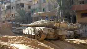 Un tanque israelí hace una incursión dentro de una ciudad de la Franja de Gaza