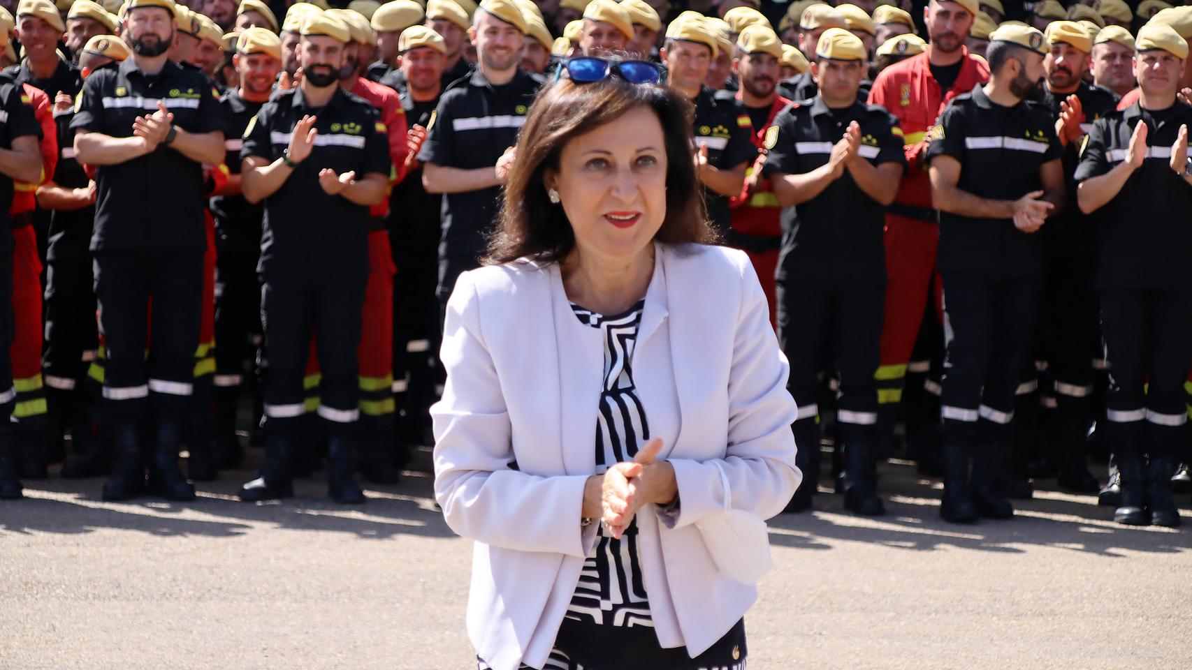 La ministra de Defensa, Margarita Robles, durante una visita al V Batallón de Intervención de la Unidad Militar de Emergencias (UME) en la base militar Conde de Gazola, en León.