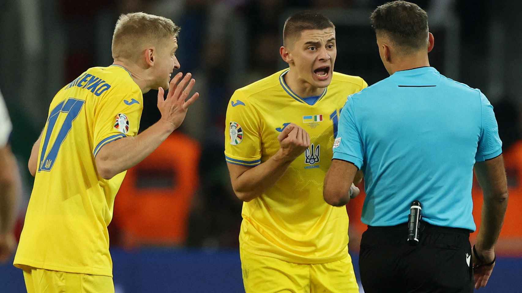 Los jugadores de Ucrania protestan a Gil Manzano tras no señalar el penalti