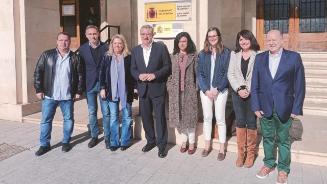 El presidente de la Diputación de Alicante y presidente provincial del PP, Toni Pérez, en la Subdelegación del Gobierno junto a diputados y senadores.