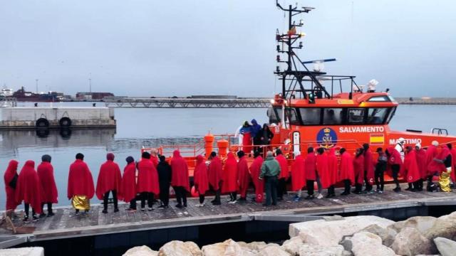 Imagen del rescate en el puerto de Alicante esta madrugada.