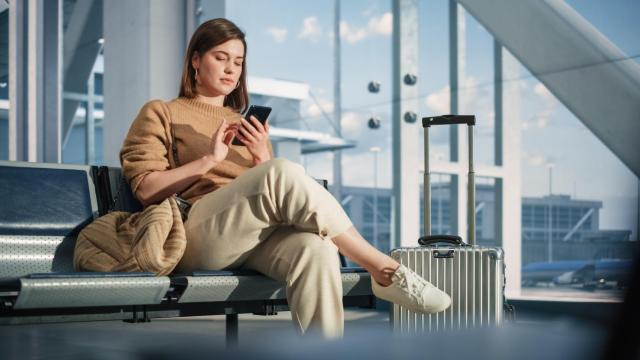 Una mujer espera en el aeropuerto, en una imagen de archivo.