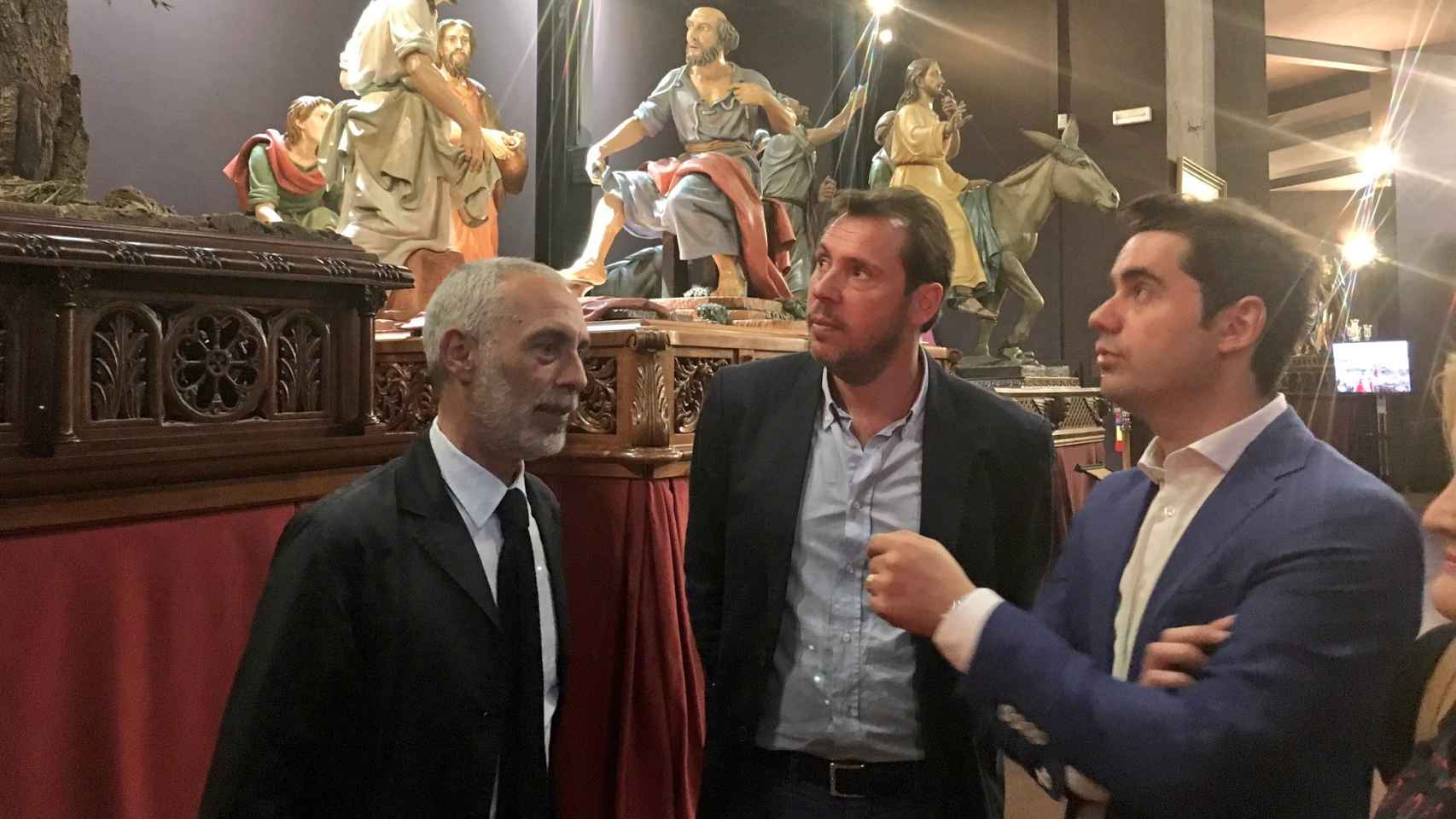 Óscar Puente visitando el Museo de Semana Santa en 2016 cuando era alcalde de Valladolid, junto a Antidio Fagúndez